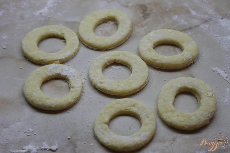 Фото приготовление рецепта: Творожные пончики с вареной сгущенкой и какао шаг №5