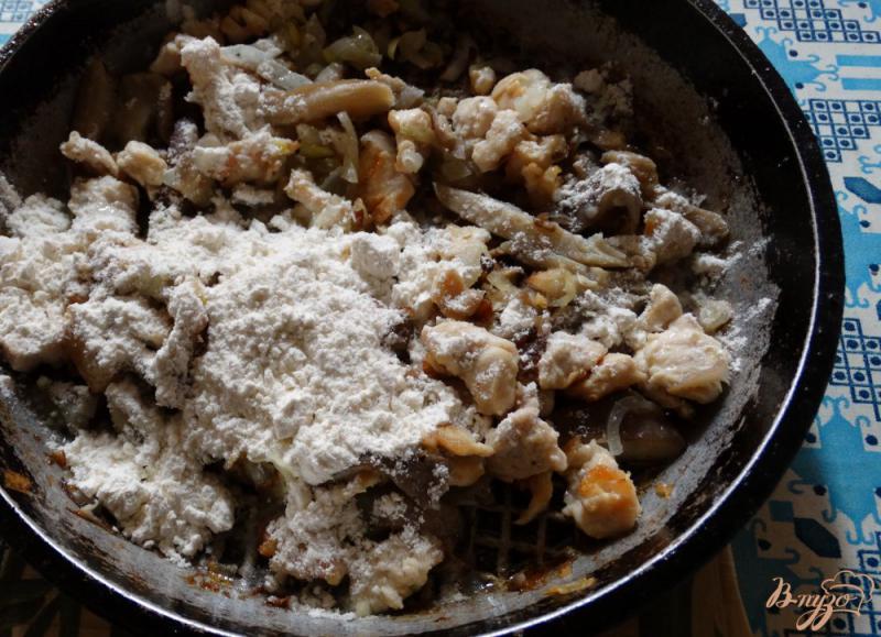Фото приготовление рецепта: Спагетти с вешенками и курицей в белом соусе шаг №4