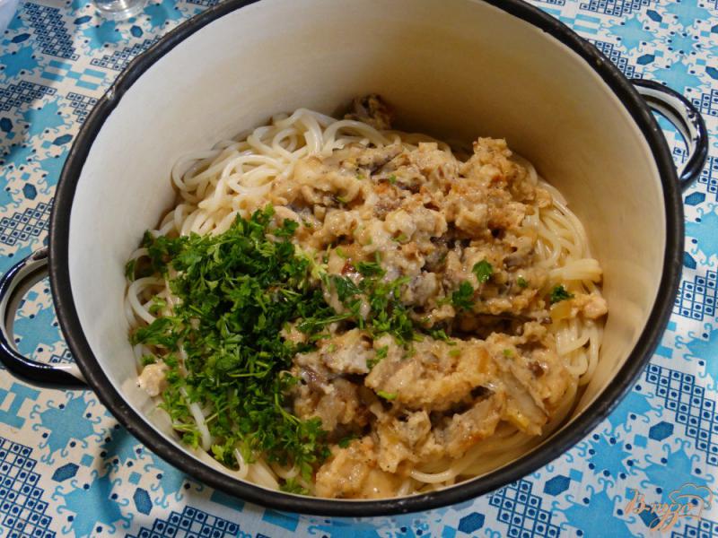 Фото приготовление рецепта: Спагетти с вешенками и курицей в белом соусе шаг №6