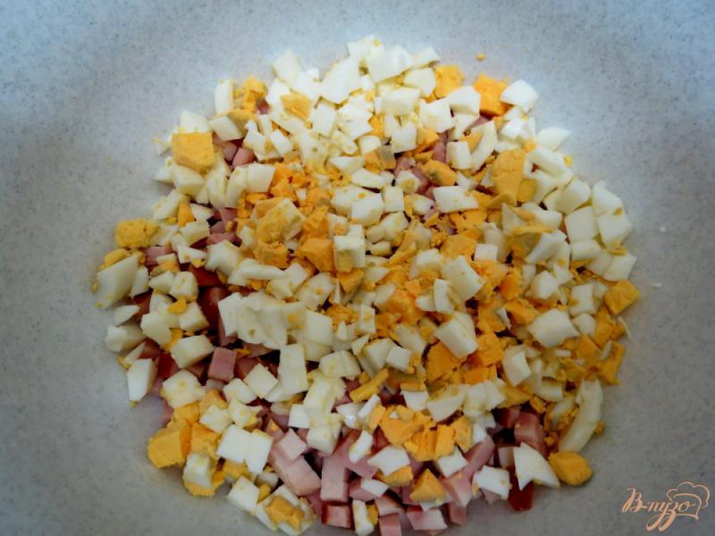 Фото приготовление рецепта: Салат с ветчинной колбасой шампиньонами и кукурузой шаг №2
