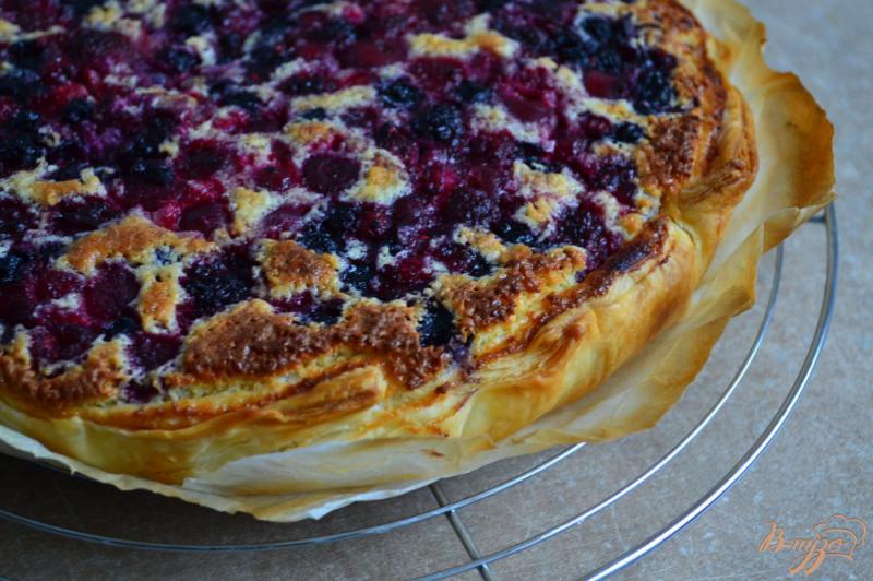 Фото приготовление рецепта: Пирог с ягодами шаг №4