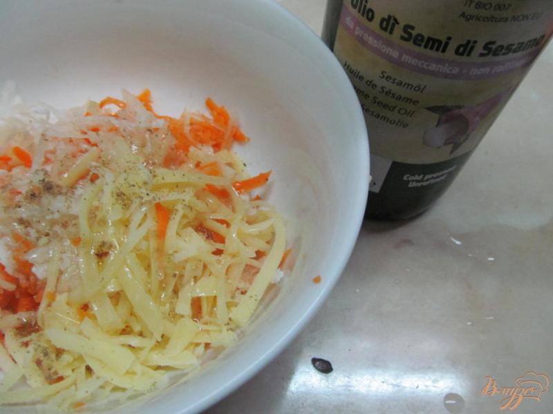 Фото приготовление рецепта: Салат из редки и моркови с сыром шаг №4