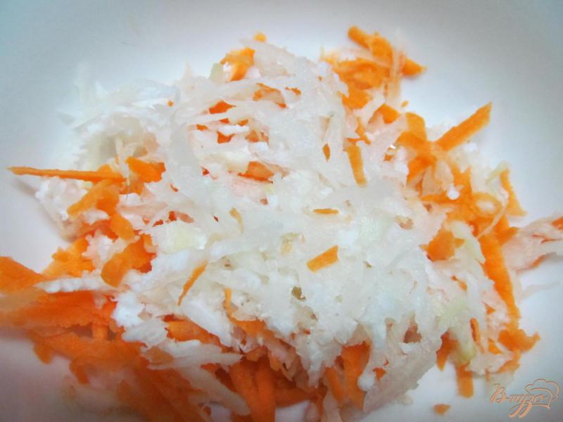 Фото приготовление рецепта: Салат из редки и моркови с сыром шаг №2