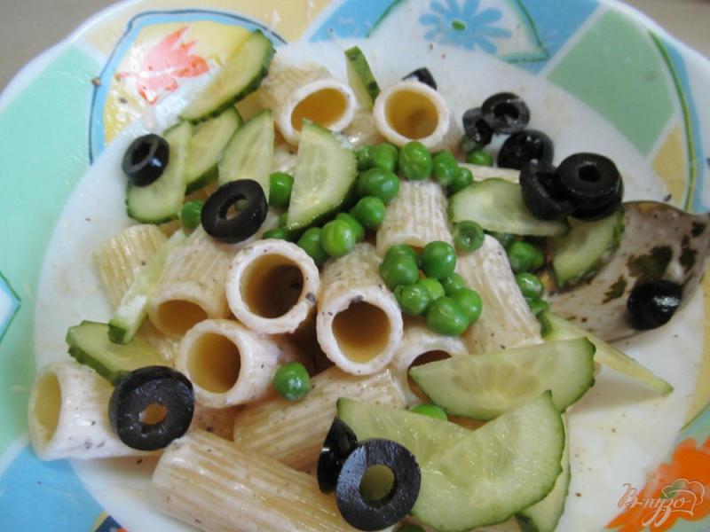 Фото приготовление рецепта: Салат из макарон с огурцом и оливками шаг №5