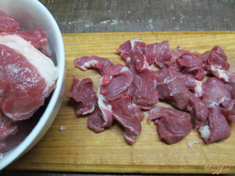 Фото приготовление рецепта: Рагу из свинины с грибами и консервированным горошком шаг №1