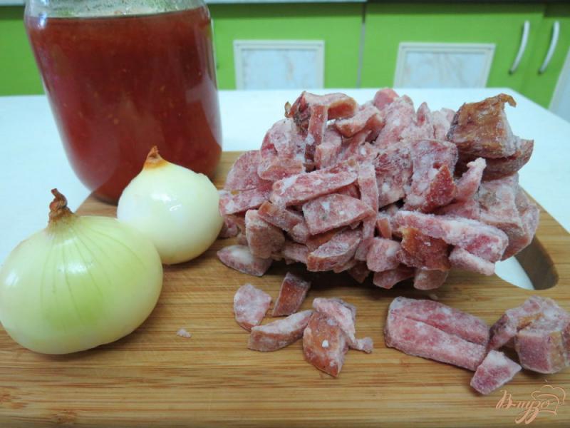 Фото приготовление рецепта: Подлива из томата и колбасы шаг №1