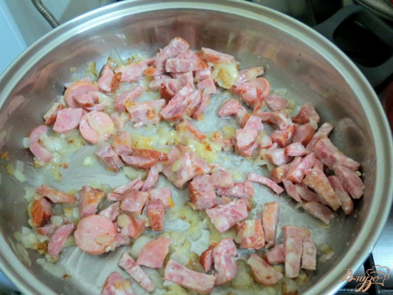 Фото приготовление рецепта: Подлива из томата и колбасы шаг №5