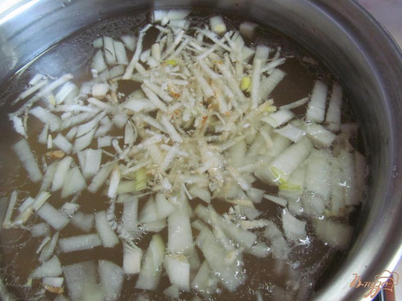 Фото приготовление рецепта: Щи с картофелем пюре кислой капустой и пшеницей шаг №2