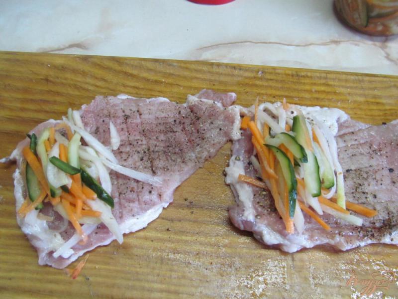 Фото приготовление рецепта: Мясо фаршированное маринованными овощами шаг №2