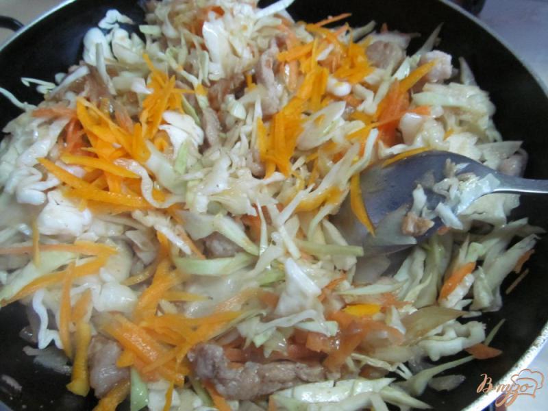 Фото приготовление рецепта: Жаренная капуста с мясом и тыквой шаг №4