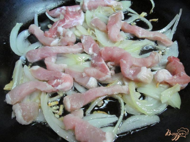 Фото приготовление рецепта: Жаренная капуста с мясом и тыквой шаг №2