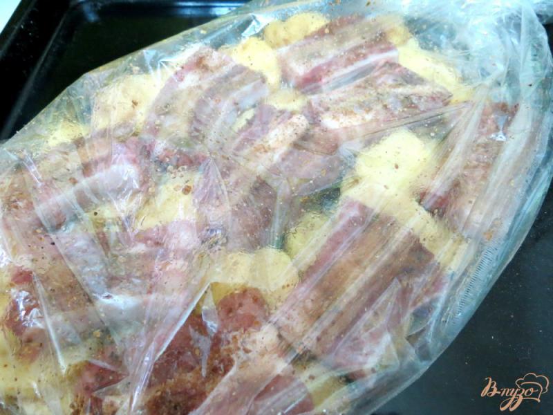 Фото приготовление рецепта: Рёбрышки запеченные в рукаве с картофелем шаг №5