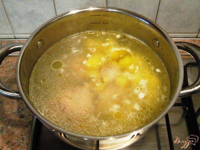Фото приготовление рецепта: Суп с чечевицей и плавленым сыром шаг №6