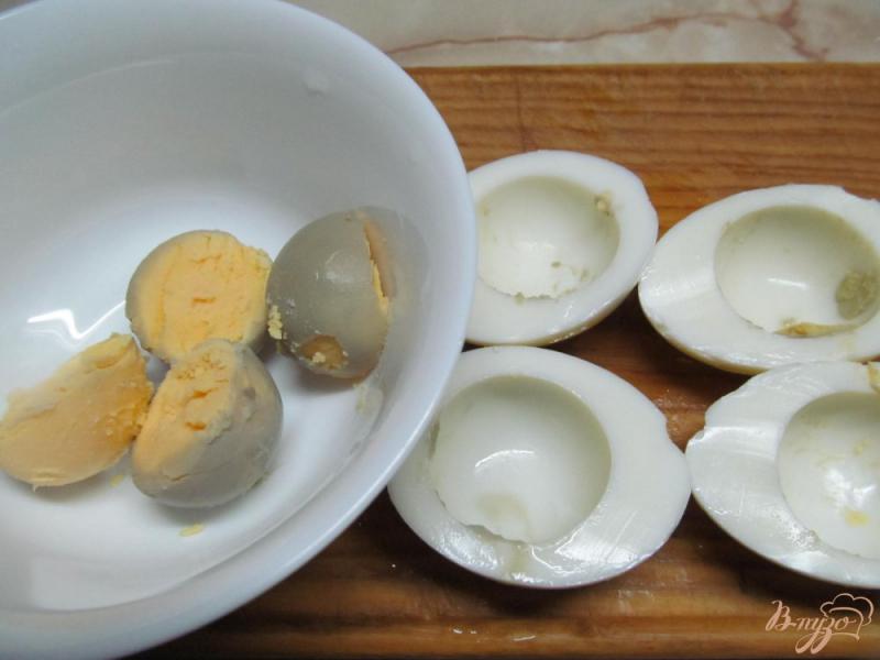 Фото приготовление рецепта: Фаршированные яйца с раками шаг №2