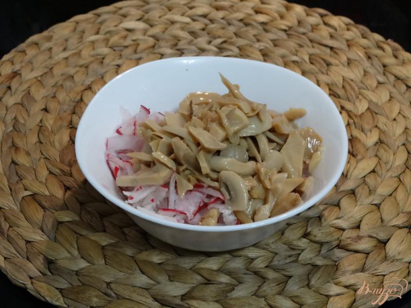 Фото приготовление рецепта: Салат с редисом, грибами и кукурузой шаг №3