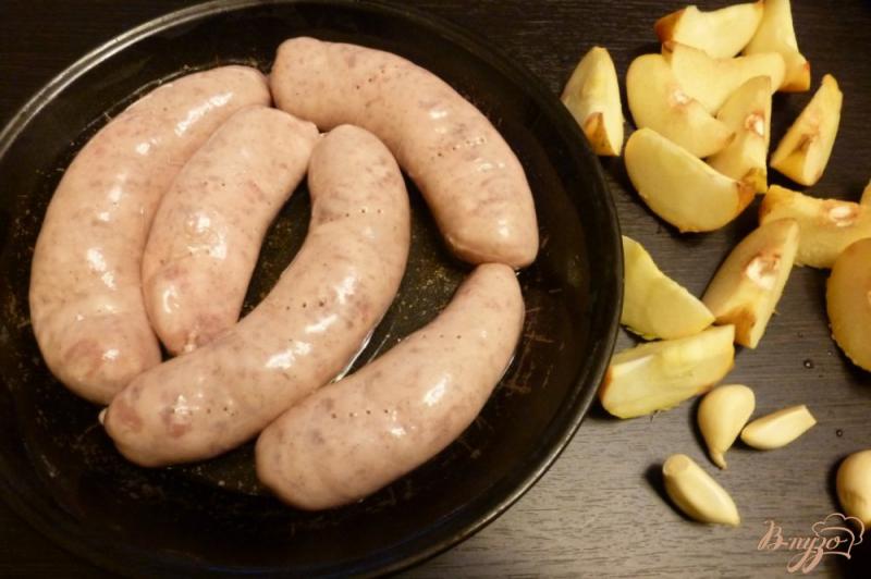 Фото приготовление рецепта: Домашние колбаски с яблоками, айвой и чесноком шаг №2