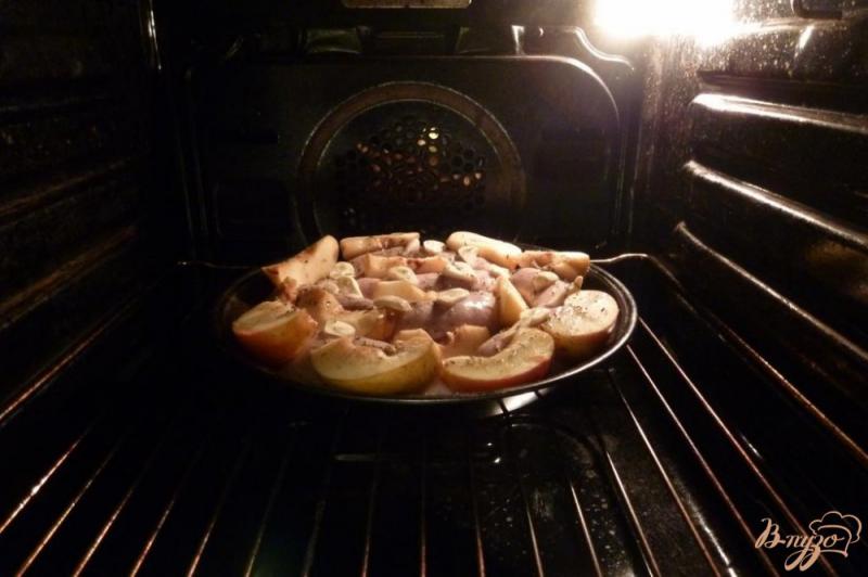 Фото приготовление рецепта: Домашние колбаски с яблоками, айвой и чесноком шаг №4