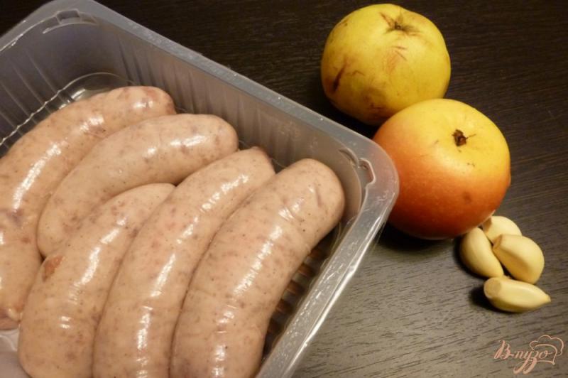Фото приготовление рецепта: Домашние колбаски с яблоками, айвой и чесноком шаг №1