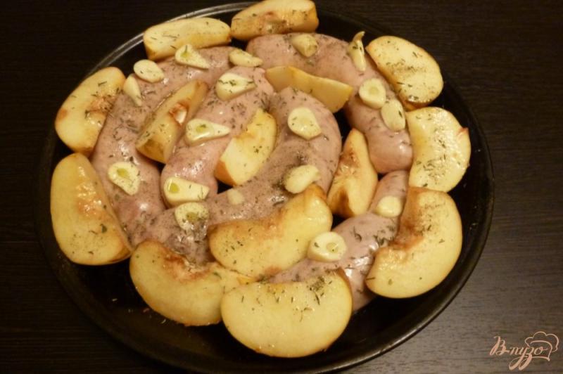 Фото приготовление рецепта: Домашние колбаски с яблоками, айвой и чесноком шаг №3