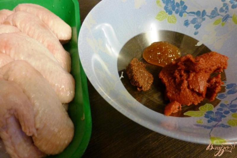 Фото приготовление рецепта: Куриные крылышки в томатном соусе шаг №1