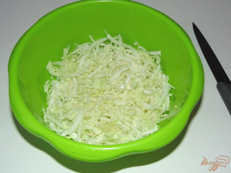 Фото приготовление рецепта: Салат из пекинской капусты с сырокопченой колбасой шаг №1