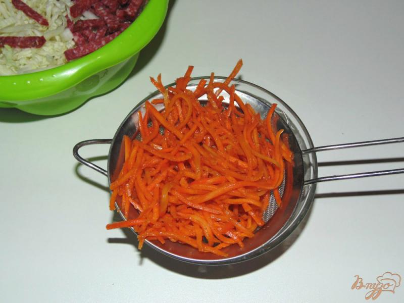Фото приготовление рецепта: Салат из пекинской капусты с сырокопченой колбасой шаг №3