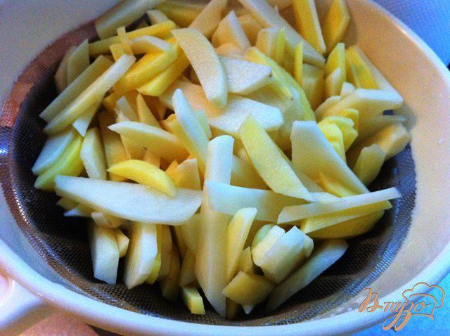 Фото приготовление рецепта: Жаренный картофель с луком шаг №2