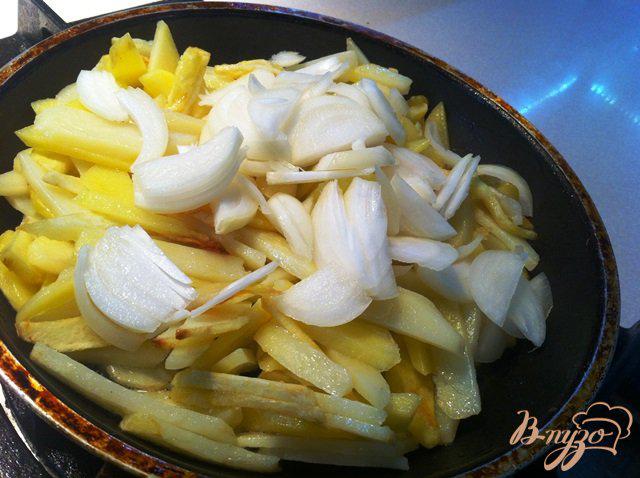 Фото приготовление рецепта: Жаренный картофель с луком шаг №6