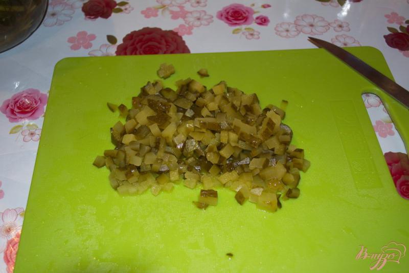 Фото приготовление рецепта: Салат из копченой скумбрии и бочкового огурца шаг №2