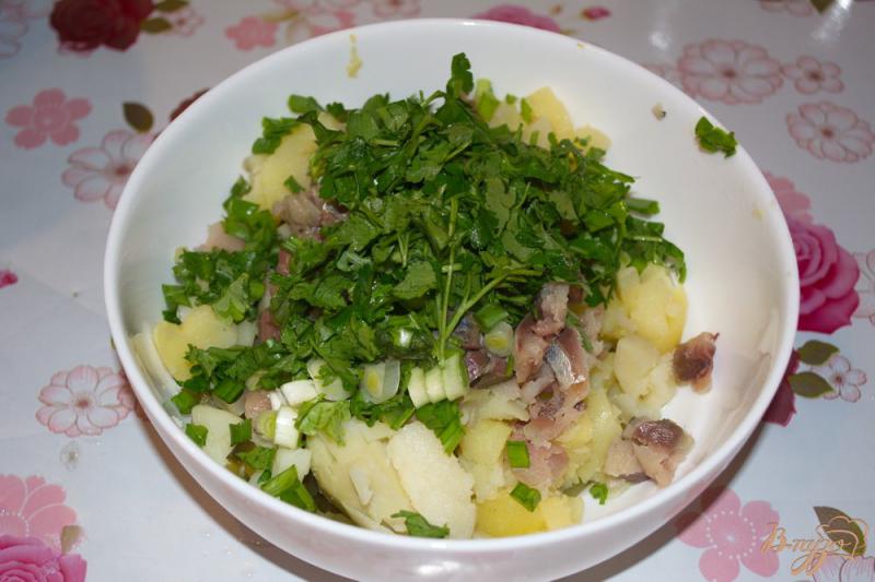 Фото приготовление рецепта: Салат из копченой скумбрии и бочкового огурца шаг №4