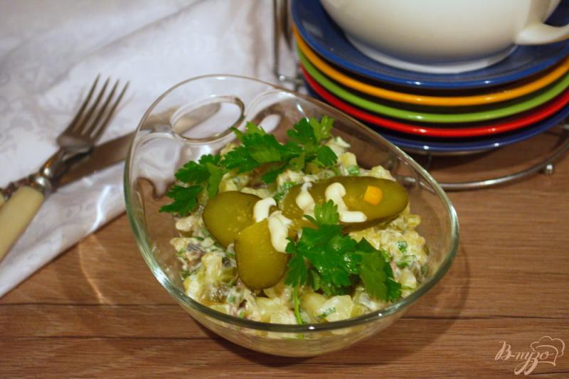 Фото приготовление рецепта: Салат из копченой скумбрии и бочкового огурца шаг №5