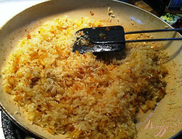 Фото приготовление рецепта: Рис с шафраном на гарнир шаг №6
