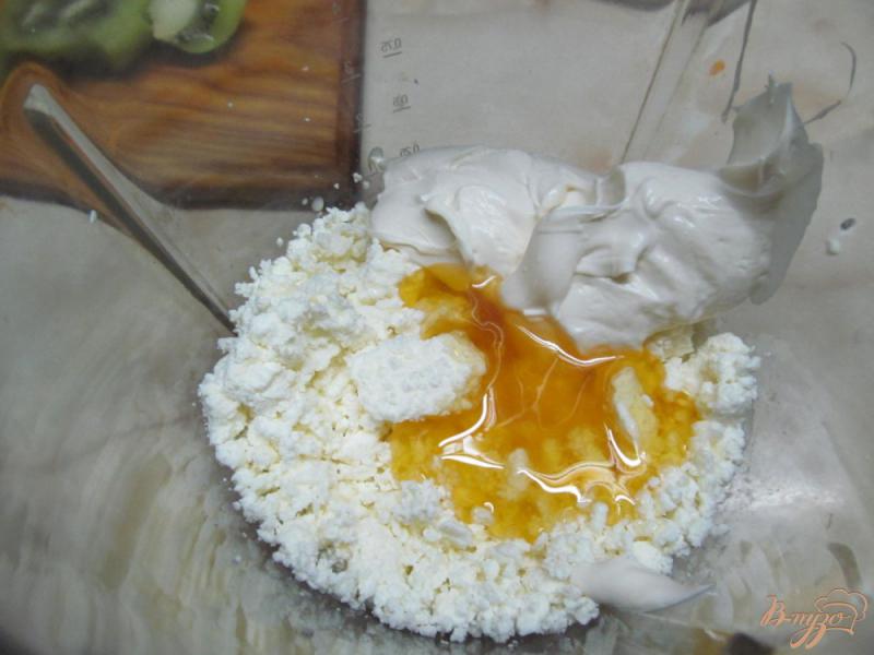 Фото приготовление рецепта: Десерт из творога тыквы и киви шаг №3