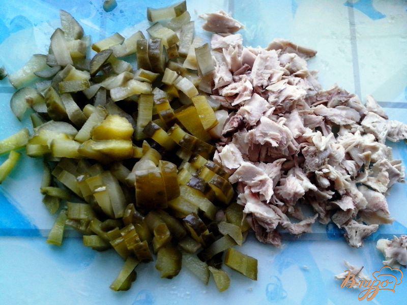 Фото приготовление рецепта: Салат с курицей и шпинатом в омлете шаг №2
