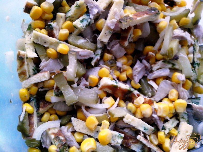 Фото приготовление рецепта: Салат с курицей и шпинатом в омлете шаг №4
