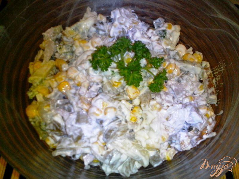 Фото приготовление рецепта: Салат с курицей и шпинатом в омлете шаг №5