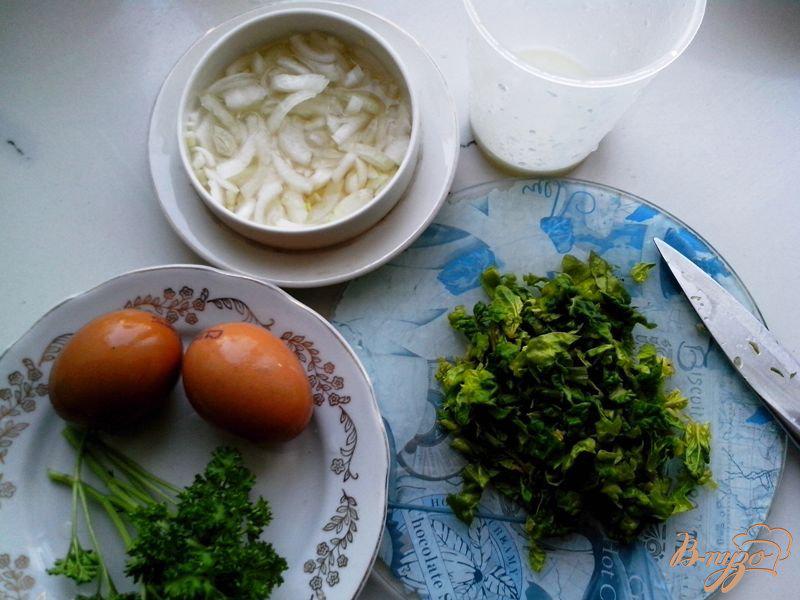 Фото приготовление рецепта: Салат с курицей и шпинатом в омлете шаг №1