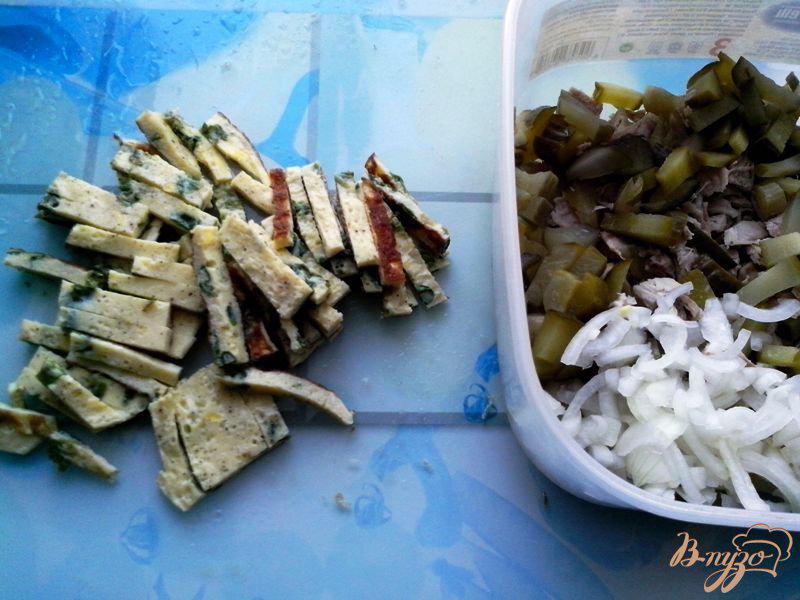 Фото приготовление рецепта: Салат с курицей и шпинатом в омлете шаг №3