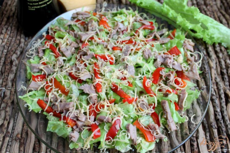 Фото приготовление рецепта: Зеленый салат с утиной грудкой и болгарским перцем шаг №6