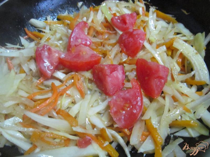 Фото приготовление рецепта: Тушеная капуста с домашней колбасой шаг №4
