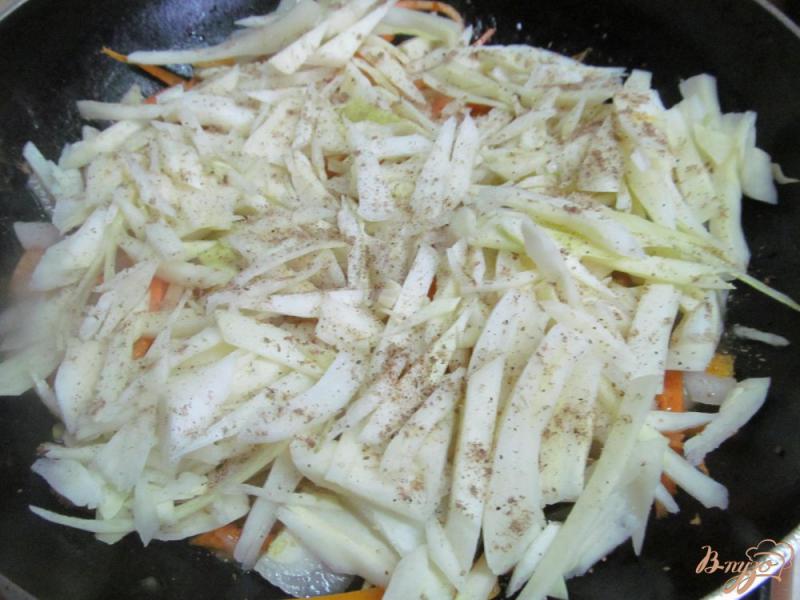 Фото приготовление рецепта: Тушеная капуста с домашней колбасой шаг №3