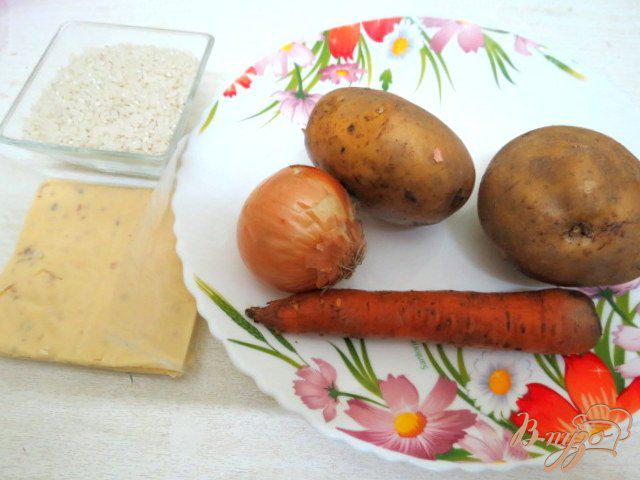Фото приготовление рецепта: Суп с плавленым сыром, шампиньонами рисом и горошком шаг №1