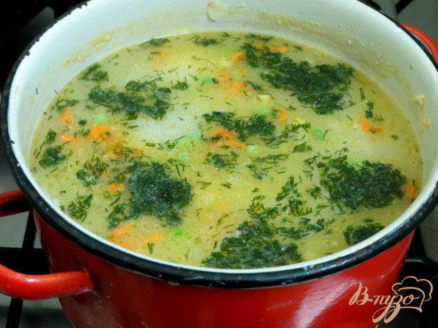 Фото приготовление рецепта: Суп с плавленым сыром, шампиньонами рисом и горошком шаг №6