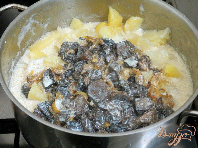 Фото приготовление рецепта: Картофель тушёный с лесными грибами, в сливках шаг №6