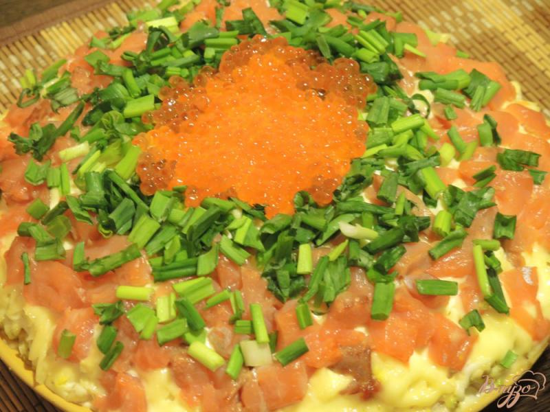 Фото приготовление рецепта: Слоёный салат с красной рыбой шаг №15