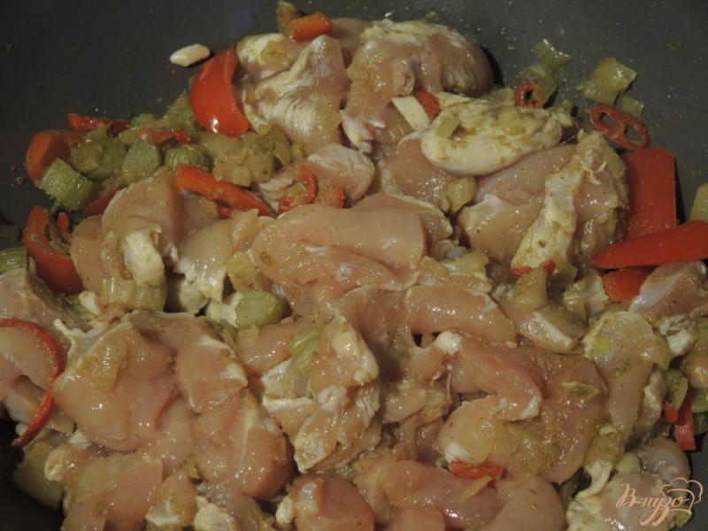 Фото приготовление рецепта: Зелёный карри с курицей шаг №7