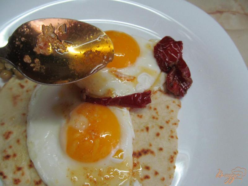 Фото приготовление рецепта: Жареные яйца на лепешке шаг №6