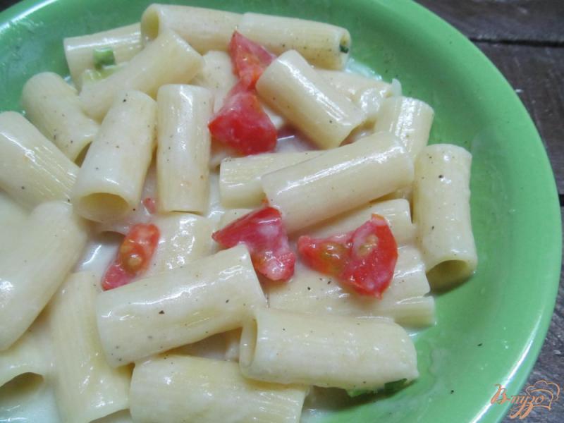 Фото приготовление рецепта: Теплый салат из макарон и помидора шаг №6