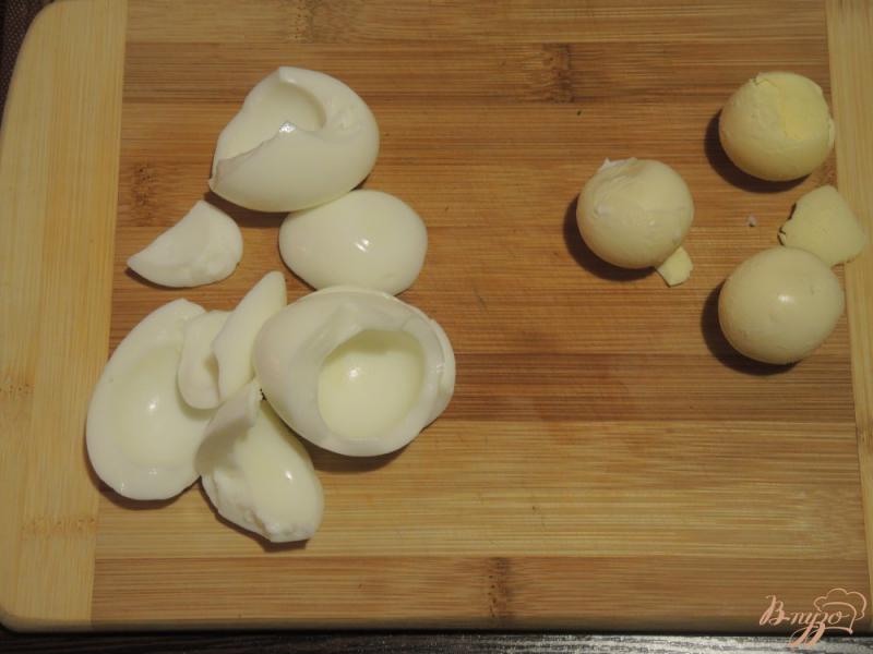 Фото приготовление рецепта: Салат с редисом и яйцом шаг №3