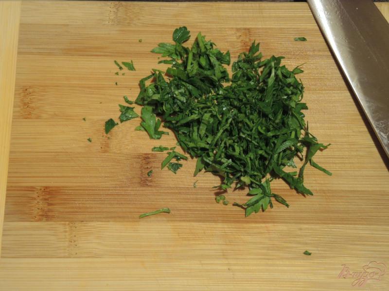 Фото приготовление рецепта: Салат с редисом и яйцом шаг №2
